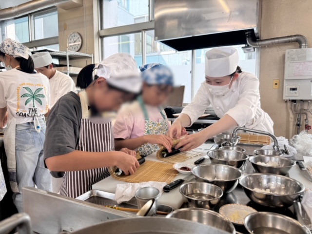 地元の小中学生と巻き寿司を作る食育教室を開催！