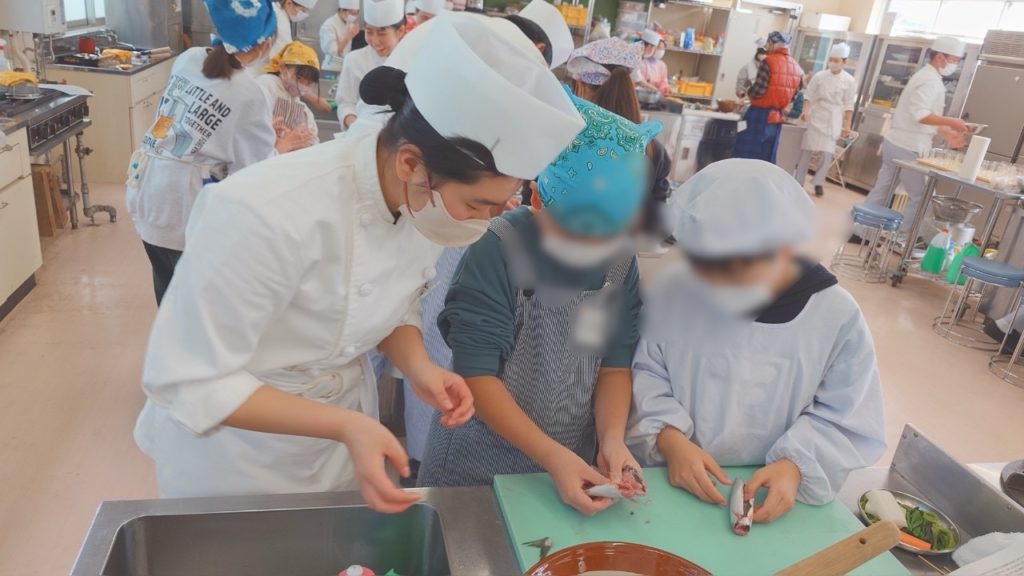 地元小中学生と食育交流～袱紗寿司と鰯のつみれ汁の調理実習～